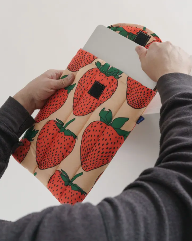 BAGGU Strawberries Puffy Laptop Sleeve