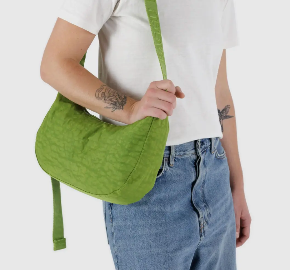 BAGGU Medium Crescent Bag in Green Juice