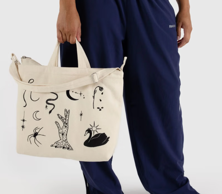 BAGGU Horizontal Duck Bag in Ballet Icons Embroidered design